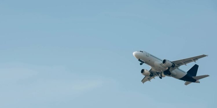 Por que a passagem aérea no Brasil está tão cara?