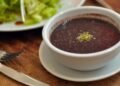 Noites de frio em casa: 5 receitas fáceis de caldos para se aquecer