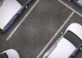 A tarefa de estacionar, um desafio diário para muitos motoristas, está com os dias contados. Inovações tecnológicas já oferecem soluções que transformam a baliza e a busca por vagas em preocupações do passado. Carros que realizam a manobra de forma autônoma e sistemas que indicam o local exato para parar não são mais ficção científica, mas tecnologias cada vez mais presentes nas ruas. O avanço mais visível está nos próprios veículos. Sistemas de estacionamento automático, conhecidos como “park assist”, utilizam uma combinação de sensores ultrassônicos e câmeras para mapear o espaço disponível. Com um simples comando do motorista, o carro assume o controle do volante, do acelerador e do freio, encaixando-se de maneira precisa na vaga, seja ela paralela ou perpendicular. Essa funcionalidade, antes restrita a modelos de luxo, está se popularizando e chegando a categorias de veículos mais acessíveis. A tecnologia não apenas elimina o estresse da manobra, como também aumenta a segurança, reduzindo o risco de pequenas colisões e arranhões, comuns nesse tipo de situação. Vagas inteligentes e conectadas A outra frente de inovação está na infraestrutura das cidades e dos estacionamentos privados. Sensores instalados no asfalto ou sistemas de câmeras com inteligência artificial identificam em tempo real quais vagas estão livres ou ocupadas. Essas informações são centralizadas e enviadas para aplicativos de navegação ou painéis eletrônicos. Para o motorista, o benefício é imediato. Em vez de rodar quarteirões em busca de um lugar, o aplicativo o guia diretamente para um ponto disponível. Isso economiza tempo, combustível e diminui a frustração. Além disso, a gestão do tráfego urbano melhora, já que uma parcela significativa do congestionamento em grandes centros é causada por veículos procurando onde parar. A união dessas duas tecnologias desenha o futuro do estacionamento. O motorista poderá usar um aplicativo para encontrar e reservar uma vaga. Ao chegar ao local, o próprio carro se encarregará de realizar a manobra final. Em um cenário mais avançado, garagens totalmente automatizadas permitirão que o condutor simplesmente deixe o veículo na entrada para que ele encontre um lugar e estacione sozinho, sendo chamado de volta pelo celular quando necessário. Essa integração promete não apenas simplificar a rotina, mas também otimizar o uso do espaço urbano.