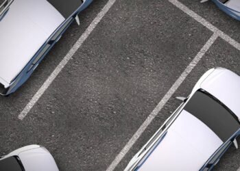 A tarefa de estacionar, um desafio diário para muitos motoristas, está com os dias contados. Inovações tecnológicas já oferecem soluções que transformam a baliza e a busca por vagas em preocupações do passado. Carros que realizam a manobra de forma autônoma e sistemas que indicam o local exato para parar não são mais ficção científica, mas tecnologias cada vez mais presentes nas ruas. O avanço mais visível está nos próprios veículos. Sistemas de estacionamento automático, conhecidos como “park assist”, utilizam uma combinação de sensores ultrassônicos e câmeras para mapear o espaço disponível. Com um simples comando do motorista, o carro assume o controle do volante, do acelerador e do freio, encaixando-se de maneira precisa na vaga, seja ela paralela ou perpendicular. Essa funcionalidade, antes restrita a modelos de luxo, está se popularizando e chegando a categorias de veículos mais acessíveis. A tecnologia não apenas elimina o estresse da manobra, como também aumenta a segurança, reduzindo o risco de pequenas colisões e arranhões, comuns nesse tipo de situação. Vagas inteligentes e conectadas A outra frente de inovação está na infraestrutura das cidades e dos estacionamentos privados. Sensores instalados no asfalto ou sistemas de câmeras com inteligência artificial identificam em tempo real quais vagas estão livres ou ocupadas. Essas informações são centralizadas e enviadas para aplicativos de navegação ou painéis eletrônicos. Para o motorista, o benefício é imediato. Em vez de rodar quarteirões em busca de um lugar, o aplicativo o guia diretamente para um ponto disponível. Isso economiza tempo, combustível e diminui a frustração. Além disso, a gestão do tráfego urbano melhora, já que uma parcela significativa do congestionamento em grandes centros é causada por veículos procurando onde parar. A união dessas duas tecnologias desenha o futuro do estacionamento. O motorista poderá usar um aplicativo para encontrar e reservar uma vaga. Ao chegar ao local, o próprio carro se encarregará de realizar a manobra final. Em um cenário mais avançado, garagens totalmente automatizadas permitirão que o condutor simplesmente deixe o veículo na entrada para que ele encontre um lugar e estacione sozinho, sendo chamado de volta pelo celular quando necessário. Essa integração promete não apenas simplificar a rotina, mas também otimizar o uso do espaço urbano.