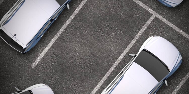A tarefa de estacionar, um desafio diário para muitos motoristas, está com os dias contados. Inovações tecnológicas já oferecem soluções que transformam a baliza e a busca por vagas em preocupações do passado. Carros que realizam a manobra de forma autônoma e sistemas que indicam o local exato para parar não são mais ficção científica, mas tecnologias cada vez mais presentes nas ruas. O avanço mais visível está nos próprios veículos. Sistemas de estacionamento automático, conhecidos como “park assist”, utilizam uma combinação de sensores ultrassônicos e câmeras para mapear o espaço disponível. Com um simples comando do motorista, o carro assume o controle do volante, do acelerador e do freio, encaixando-se de maneira precisa na vaga, seja ela paralela ou perpendicular. Essa funcionalidade, antes restrita a modelos de luxo, está se popularizando e chegando a categorias de veículos mais acessíveis. A tecnologia não apenas elimina o estresse da manobra, como também aumenta a segurança, reduzindo o risco de pequenas colisões e arranhões, comuns nesse tipo de situação. Vagas inteligentes e conectadas A outra frente de inovação está na infraestrutura das cidades e dos estacionamentos privados. Sensores instalados no asfalto ou sistemas de câmeras com inteligência artificial identificam em tempo real quais vagas estão livres ou ocupadas. Essas informações são centralizadas e enviadas para aplicativos de navegação ou painéis eletrônicos. Para o motorista, o benefício é imediato. Em vez de rodar quarteirões em busca de um lugar, o aplicativo o guia diretamente para um ponto disponível. Isso economiza tempo, combustível e diminui a frustração. Além disso, a gestão do tráfego urbano melhora, já que uma parcela significativa do congestionamento em grandes centros é causada por veículos procurando onde parar. A união dessas duas tecnologias desenha o futuro do estacionamento. O motorista poderá usar um aplicativo para encontrar e reservar uma vaga. Ao chegar ao local, o próprio carro se encarregará de realizar a manobra final. Em um cenário mais avançado, garagens totalmente automatizadas permitirão que o condutor simplesmente deixe o veículo na entrada para que ele encontre um lugar e estacione sozinho, sendo chamado de volta pelo celular quando necessário. Essa integração promete não apenas simplificar a rotina, mas também otimizar o uso do espaço urbano.