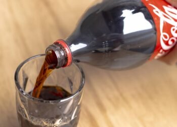 Beber Coca-Cola todo dia faz mal? Veja os riscos para a saúde