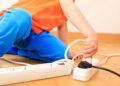 Como orientar crianças sobre os perigos da eletricidade em casa e na rua
