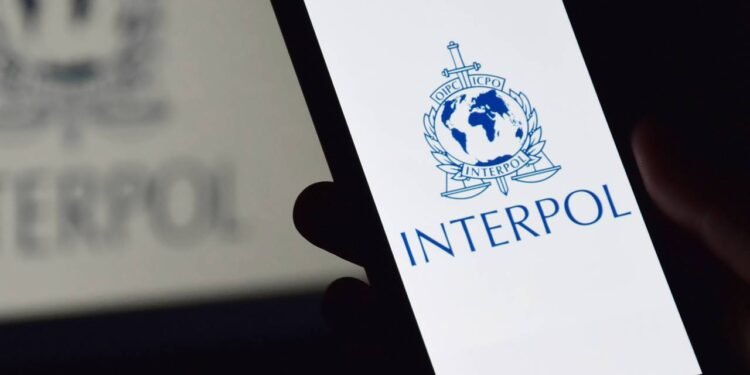 5 criminosos com aviso vermelho mais procurados pela Interpol