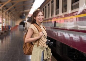 Vai viajar sozinha? 7 dicas de segurança essenciais para mulheres
