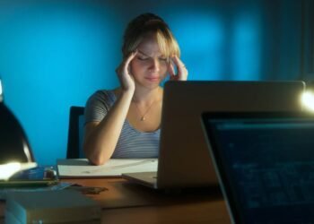 Olho seco por uso de telas? 5 dicas de oftalmologistas para aliviar