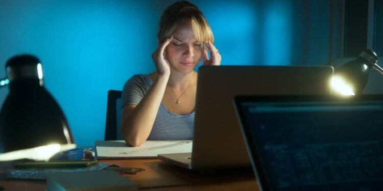Olho seco por uso de telas? 5 dicas de oftalmologistas para aliviar