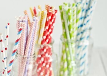 O canudo de papel faz mal? Entenda o debate sobre as substâncias