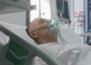 Pneumonia em idosos: sintomas, riscos e como prevenir a doença