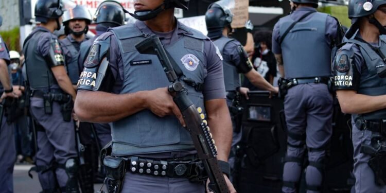 Morte de policial em serviço: quais os direitos que a família tem?