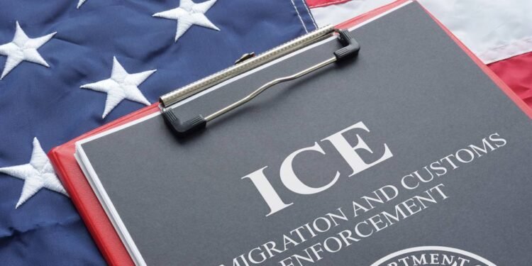 Como a abordagem do ICE em hospitais afeta saúde de imigrantes