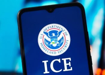O que é o ICE? Como funciona a 'polícia da imigração' dos EUA