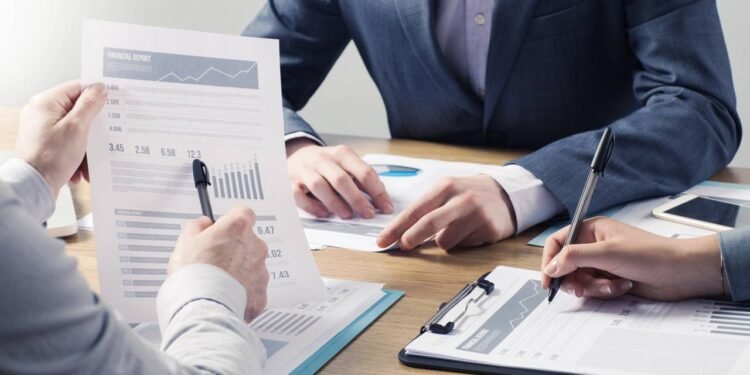 O que faz na prática um auditor fiscal e como funciona a carreira