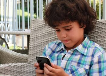 Sinais de vício em redes sociais em crianças: saiba quando se preocupar