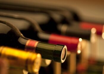 Leilões de vinhos raros: veja garrafas que podem custar mais que um carro
