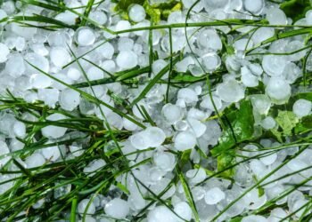 Como se forma a queda de granizo e por que o fenômeno causa estragos