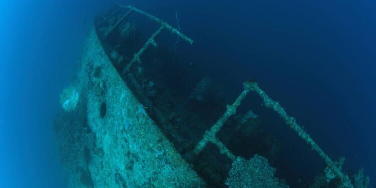 Turismo de naufrágio: 5 locais para mergulhar em navios afundados