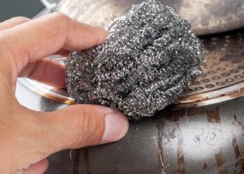Não é só pra arear panela: 5 usos alternativos da palha de aço