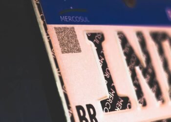 Perdeu a placa do carro na chuva? Saiba o que fazer