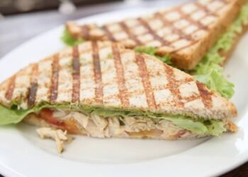 Lanche proteico e rápido: receita de sanduíche de frango desfiado fit