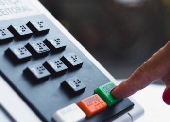 Como funciona a segurança digital da urna eleitoral contra hackers em 2026