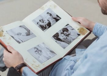 Organizar fotos antigas melhora a saúde mental; entenda