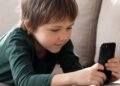 Por que o atraso no uso do telefone celular beneficia a saúde infantil