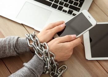 Saiba como identificar e denunciar a escravidão digital em redes de jovens