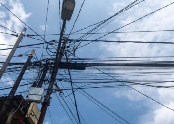 Riscos dos cabos aéreos soltos nas ruas e como evitar acidentes