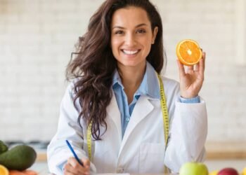 Como se tornar nutricionista: guia completo de carreira e salário médio