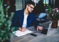 7 formas práticas de usar IA no TCC e trabalhos da faculdade