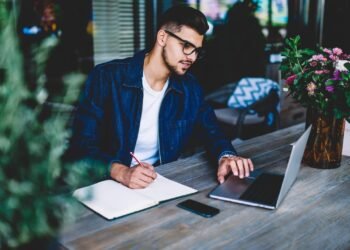 7 formas práticas de usar IA no TCC e trabalhos da faculdade