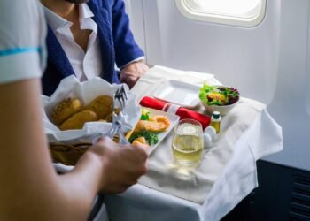 Como o serviço de bordo em voos da Emirates adapta pratos de luxo