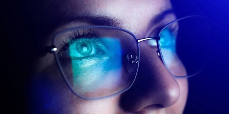 Telas do iPhone 18 Pro e o impacto da luz azul na saúde dos olhos