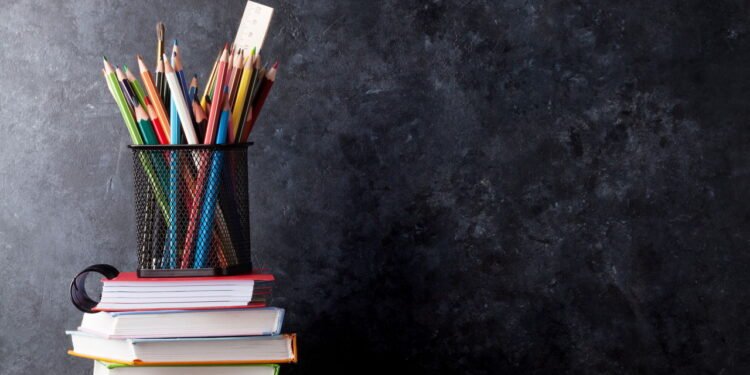 Material escolar é um dos pontos mais caros no orçamento do início do ano. Enfrentando preços elevados no início do ano letivo? Confira estratégias eficazes para economizar na compra de material escolar em 2024 e planeje seu orçamento familiar.