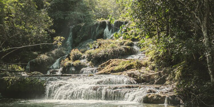 O paraíso escondido no Brasil tão preservado que suas águas cristalinas parecem brilhar
