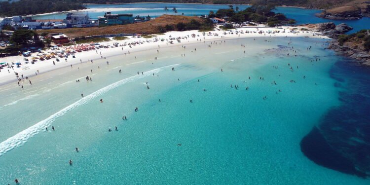 Destino que é um paraíso com águas em tons de azul-turquesa