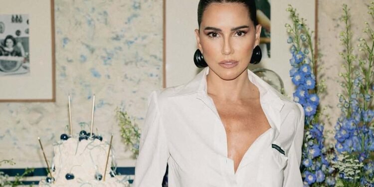 Veja o apartamento que Deborah Secco tenta vender por 9 milhões