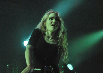 Você conhece a artista pop Grimes e sua fortuna?