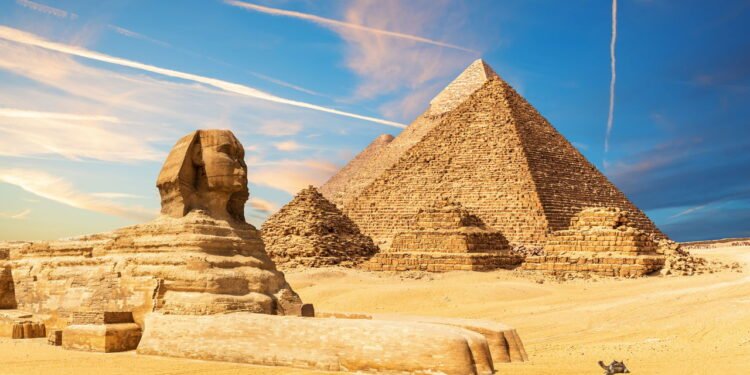 Após 100 anos, Egito descobre primeira tumba faraônica