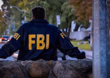 Alerta do FBI impacta todos que possuem celular, veja