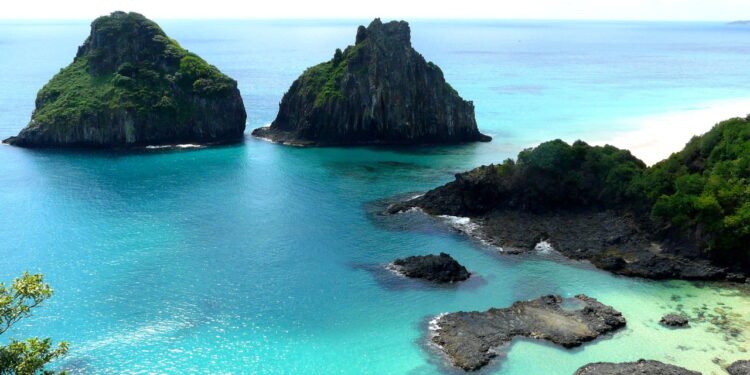 Esse lugar no Brasil com ilhas de origem vulcânica está encantando viajantes do mundo todo