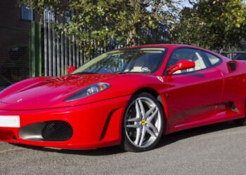 Ferrari tem regras para proibir personalização nos carros, entenda