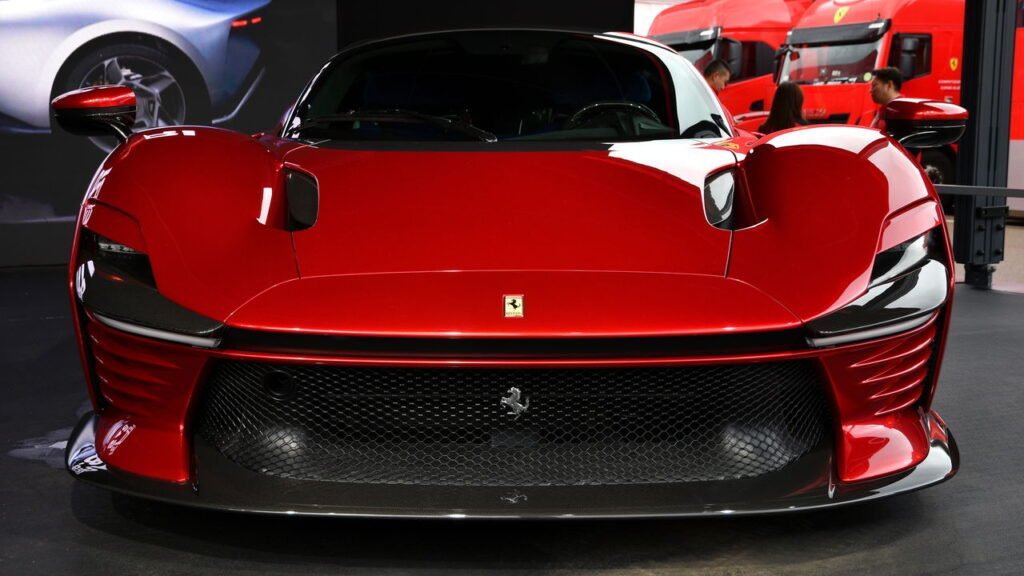 Ferrari tem regras para proibir personalização nos carros, entenda