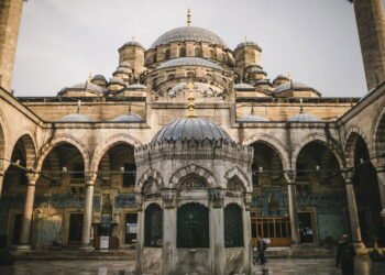 Conheça a cidade que fica entre dois continentes