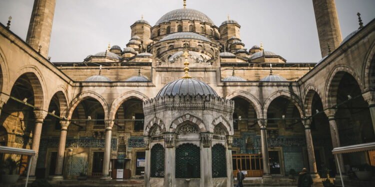 Conheça a cidade que fica entre dois continentes