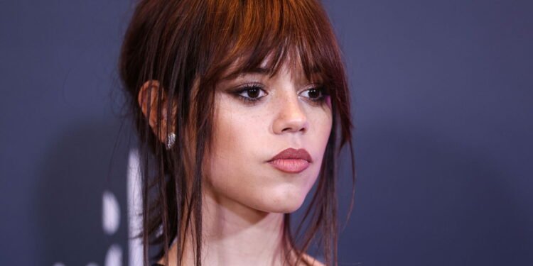 A impressionante fortuna de Jenna Ortega e sua coroação como a nova rainha do terror!