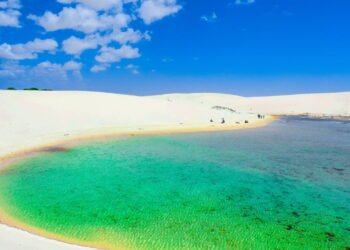 O destino brasileiro com dunas brancas infinitas que parece te levar a outro planeta com lagoas cristalinas