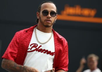Fortuna de Lewis Hamilton surpreende com coleção de carros de luxo, veja