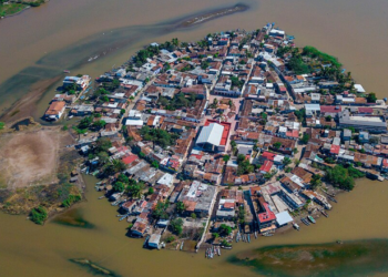 Conheça a cidade que fica no meio de um lago
